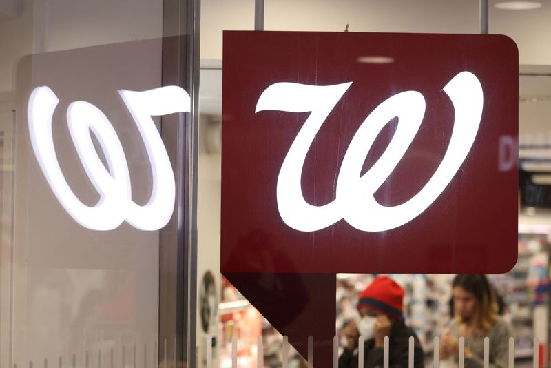 © Reuters. FILE PHOTO: People are seen shopping in a Walgreens, owned by the Walgreens Boots Alliance, Inc., in Manhattan, New York City, U.S., November 26, 2021. REUTERS/Andrew Kelly/File Photo