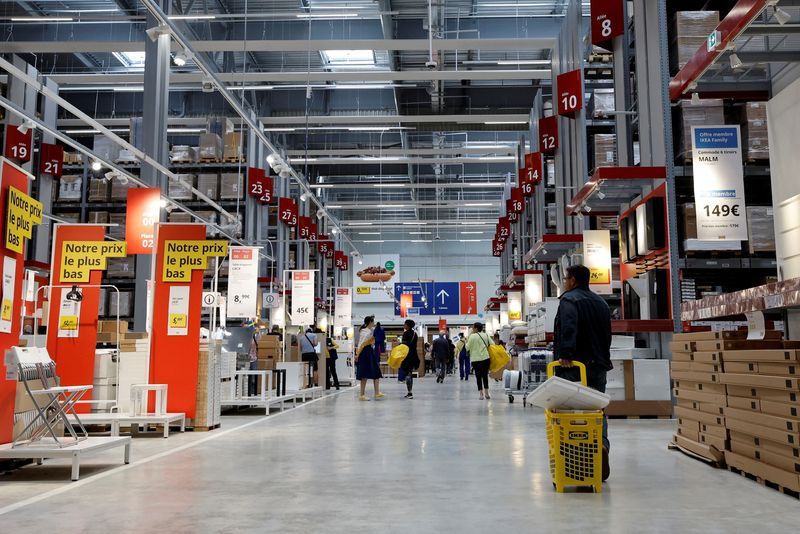 © Reuters. FILE PHOTO: Customers shop following the opening of an IKEA store in Nice, France, May 11, 2022.  REUTERS/Eric Gaillard/File Photo