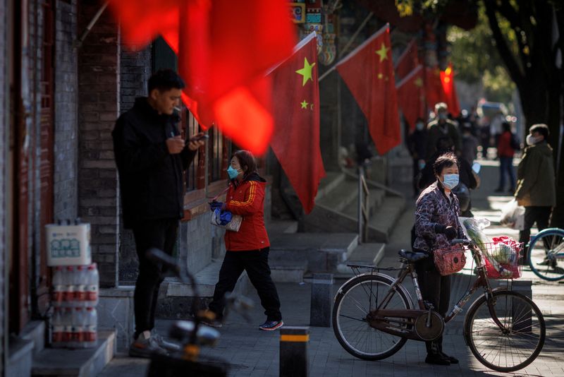 &copy; Reuters. Una vista de banderas nacionales chinas en una calle de un antiguo barrio mientras la ciudad se prepara para el 20º Congreso Nacional del Partido Comunista de China, en Pekín, China. 11 de octubre, 2022. REUTERS/Thomas Peter