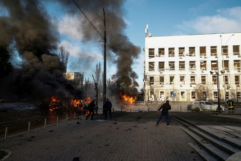 © Reuters. سيارات محترقة بعد قصف روسي على كييف يوم العاشر من أكتوبر تشرين الأول 2022. تصوير: فالنتين أوجيرنكو - رويترز.