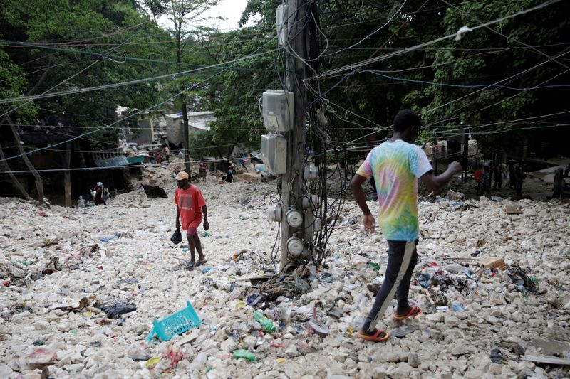&copy; Reuters. FOTO DE ARCHIVO: Personas caminan por una zona afectada por el paso de la tormenta tropical Laura, en Puerto Príncipe, Haití. 25 de agosto, 2020. REUTERS/Andres Martinez Casares/Archivo