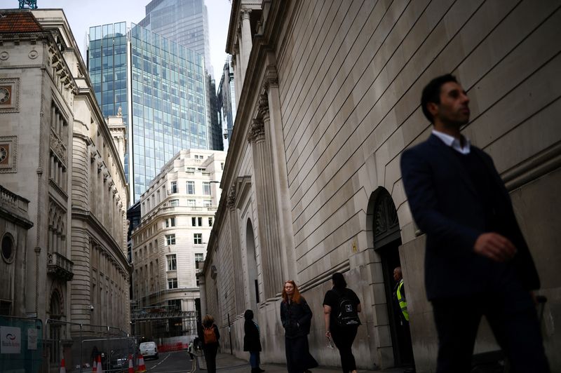 © Reuters. People exit the Bank of England in the City of London financial in London, Britain, October 3, 2022. REUTERS/Henry Nicholls