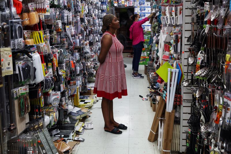 &copy; Reuters. People shop at a 99 Cents retail store in the Bronx borough of New York City, U.S., July 13, 2022. REUTERS/Shannon Stapleton