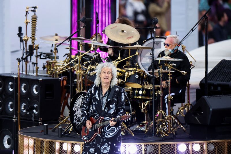 &copy; Reuters. Brian May du groupe Queen joue de la guitare lors des célébrations du jubilé de platine de la reine, à Londres, en Grande-Bretagne. /Photo d'archives prise le 4 juin 2022/REUTERS/Hannah McKay