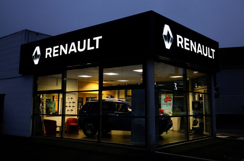 &copy; Reuters. FILE PHOTO: The logo of Renault carmaker is pictured at a dealership in Vertou, near Nantes, France, Jan. 17, 2022. REUTERS/Stephane Mahe/File Photo