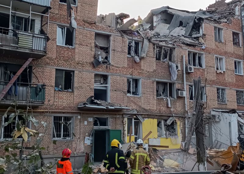 &copy; Reuters. Des sauveteurs travaillent sur le site d'un immeuble d'habitation endommagé par une frappe russe à Mykolaïv. /Photo prise le 13 octobre 2022/REUTERS/Viktoriia Lakezina