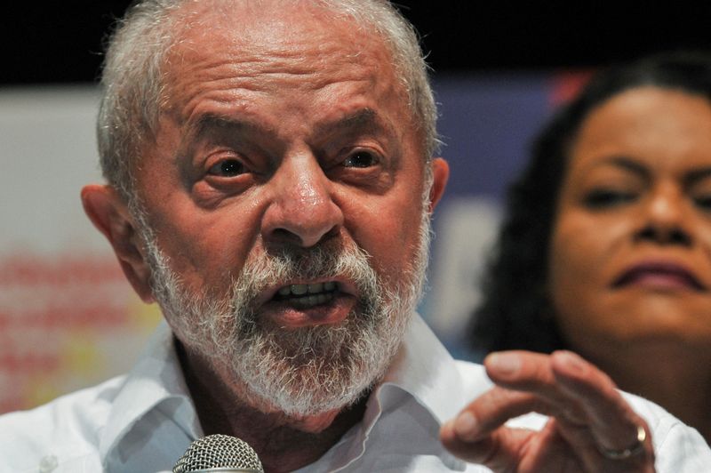 &copy; Reuters. Ex-presidente Luiz Inácio Lula da Silva durante pronunciamento à imprensa em Salvador
12/10/2022 REUTERS/Felipe Iruata