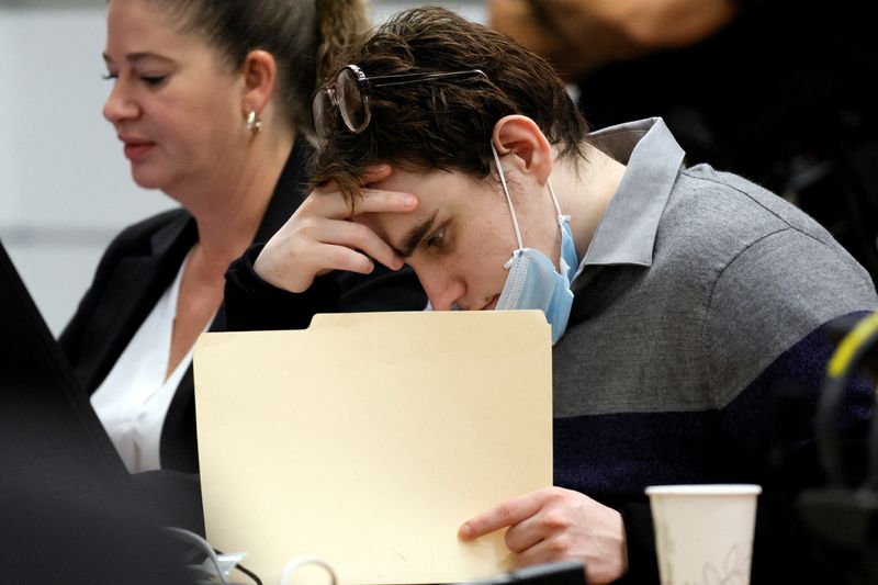 © Reuters. Marjory Stoneman Douglas High School shooter Nikolas Cruz sits at the defense table during a hearing just before the jury resumed deliberations in the penalty phase of his trial at the Broward County Courthouse in Fort Lauderdale, Florida, U.S., October 13, 2022.  Amy Beth Bennett/South Florida Sun Sentinel/Pool via REUTERS