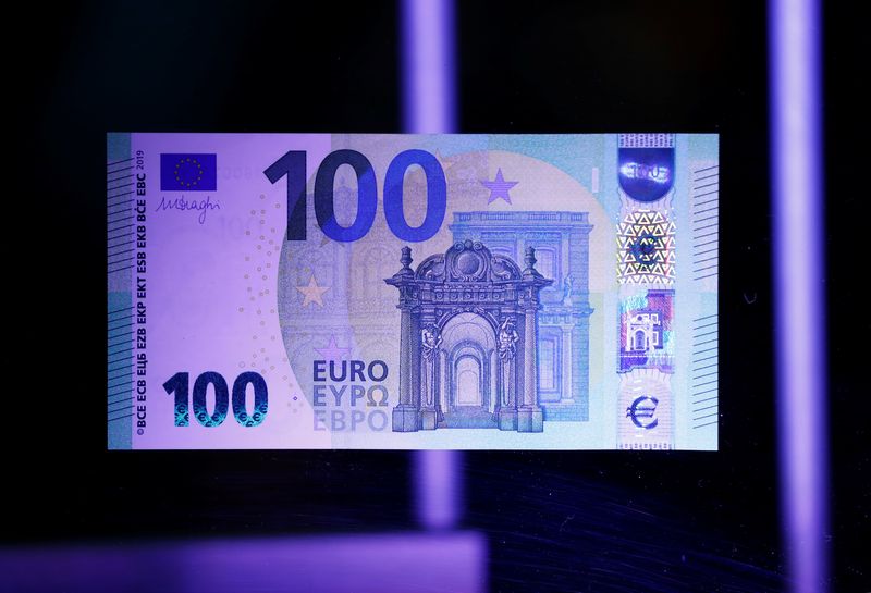 &copy; Reuters. A new 100-euro banknote is presented at the ECB headquarters in Frankfurt, Germany, September 17, 2018. REUTERS/Kai Pfaffenbach