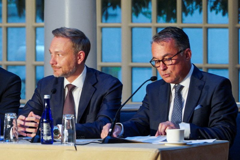 © Reuters. German Finance Minister Christian Lindner and Bundesbank President Joachim Nagel face reporters during a news conference on the sidelines of the IMF-World Bank annual meetings in Washington, U.S., October 13, 2022. REUTERS/Marat Sadana