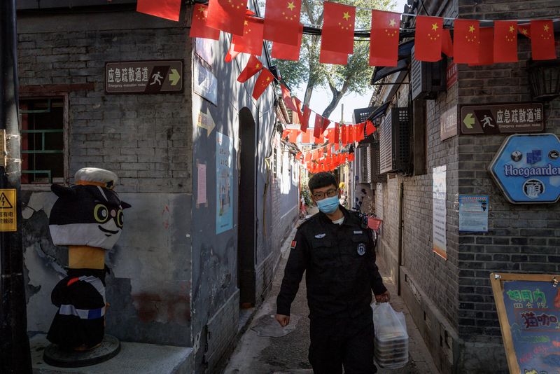 &copy; Reuters. Des drapeaux chinois dans une allée d'un vieux quartier alors que la ville se prépare pour le 20e Congrès national du Parti communiste, à Pékin. /Photo prise le 11 octobre 2022/REUTERS/Thomas Peter