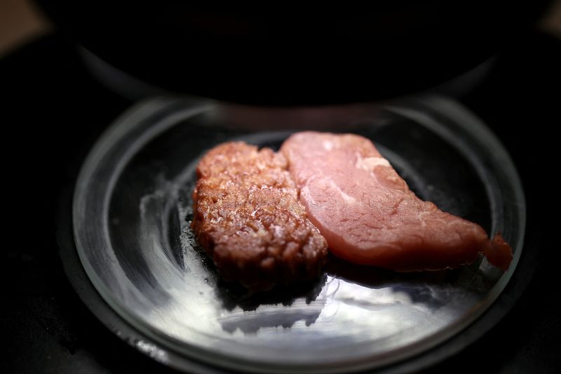 © Reuters. The physical attributes of 3D printed plant-based vegan meat produced by Israeli start-up Redefine Meat are compared with traditional meat in a laboratory in Rehovot, Israel October 6, 2022. REUTERS/Nir Elias