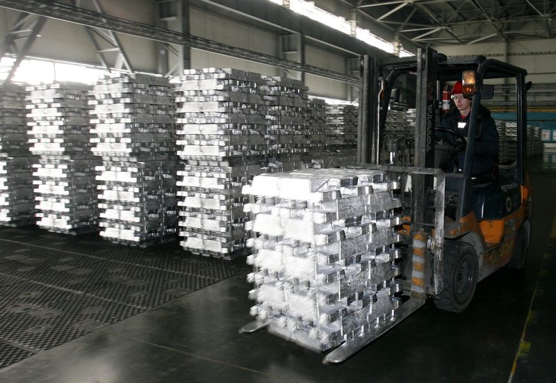 &copy; Reuters. Imagen de archivo de una carretilla elevadora transportando pilas de lingotes de aluminio de gran pureza en la fundición de aluminio de Khakas, en la ciudad siberiana de Sayanogorsk, a 500 km al sur de Krasnoyarsk, Rusia. 20 de junio, 2009. REUTERS/Serge