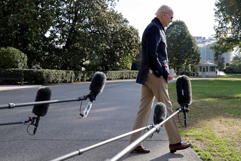&copy; Reuters. El presidente de Estados Unidos, Joe Biden, camina para subir al helicóptero Marine One para viajar a Colorado desde la Casa Blanca en Washington, Estados Unidos. 12 de octubre, 2022. REUTERS/Jonathan Ernst