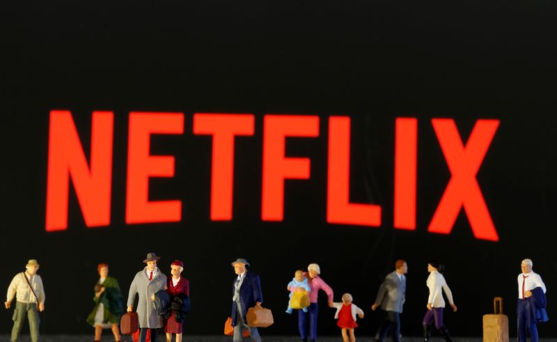 &copy; Reuters. Pequeñas figuras de juguete frente al logo de Netflix en esta ilustración tomada el 19 de marzo del 2020. REUTERS/Dado Ruvic/Illustration