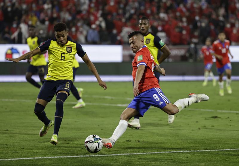 © Reuters. Imagen de archivo del centrocampista Byron Castillo de Ecuador en acción frente a Jean Meneses de Chile durante la eliminatorias sudamericanas al Mundial de Qatar en el Estadio San Carlos de Apoquindo, Santiago, Chile. 16 de noviembre, 2021. Pool via REUTERS/Alberto Valdes/Archivo