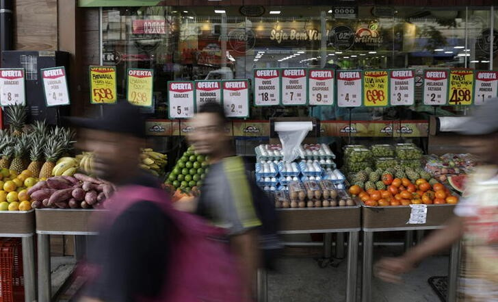 &copy; Reuters. Preços de mercadorias exibidos em supermercado no Rio de Janeiro
08/04/2022
REUTERS/Ricardo Moraes