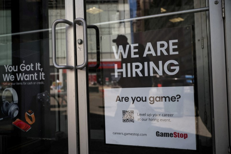 &copy; Reuters. FILE PHOTO: A sign for hire is posted on the door of a GameStop in New York City, U.S., April 29, 2022. REUTERS/Shannon Stapleton/File Photo