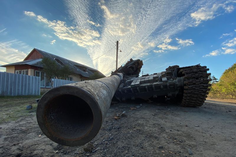 &copy; Reuters. Imagem de arquivo: um tanque destruído em Borova, região retomada recentemente pelas Forças Armadas ucranianas. 7 Outubro, 2022. REUTERS/Vitalii Hnidyi