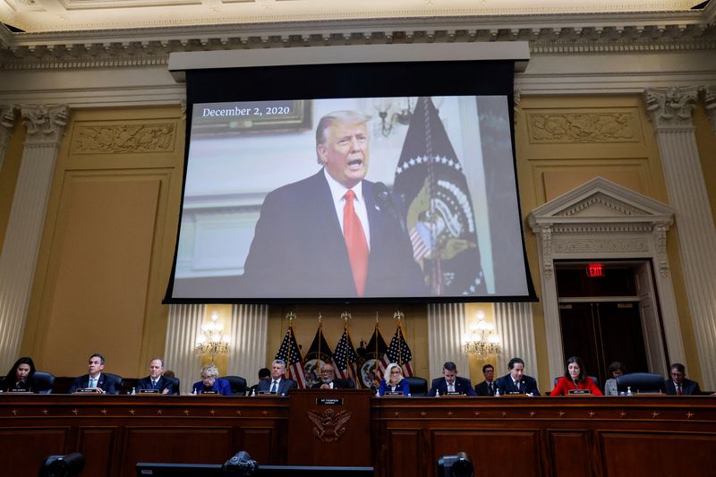 &copy; Reuters. O Comitê da Câmara dos EUA que investiga o ataque ao Capitólio em 6 de janeiro de 2021 exibe vídeo de Trump. REUTERS/Jonathan Ernst