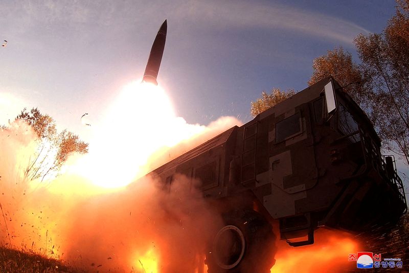 &copy; Reuters. Imagem de arquivo: lançamento de míssil em local não revelado na Coreia do Norte. KCNA via REUTERS