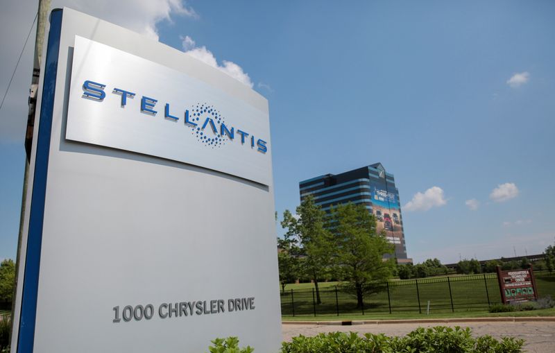 © Reuters. FILE PHOTO: A Stellantis sign is seen outside its headquarters in Auburn Hills, Michigan, U.S., June 10, 2021.   REUTERS/Rebecca Cook/File Photo