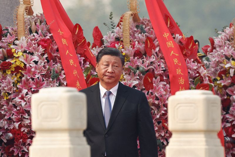 © Reuters. FILE PHOTO: China's President Xi Jinping attends a wreath laying ceremony on Tiananmen Square to mark Martyrs' Day on the eve of the National Day in Beijing, China September 30, 2022. REUTERS/Thomas Peter