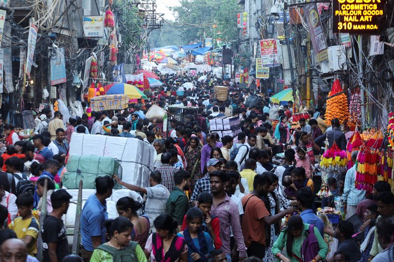 &copy; Reuters. People shop at a crowded market ahead of Diwali, the Hindu festival of lights, in the old quarters of Delhi, India, October 11, 2022. REUTERS/Anushree Fadnavis