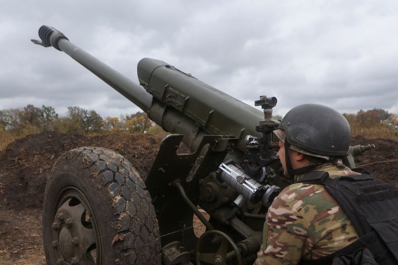 &copy; Reuters. 　１０月１４日、ウクライナの被占領地域再統合省は１３日、同国軍が過去１カ月で６００以上の集落をロシアの占領から解放したと明らかにした。写真はロシア軍に発砲する準備をするウ