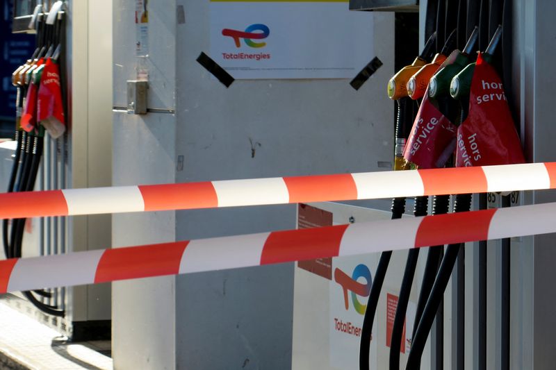 &copy; Reuters. Des pompes à essence "hors-service" dans une station-service TotalEnergies à Haulchin près de Valenciennes, en France. /Photo prise le 9 octobre 2022/REUTERS/Pascal Rossignol