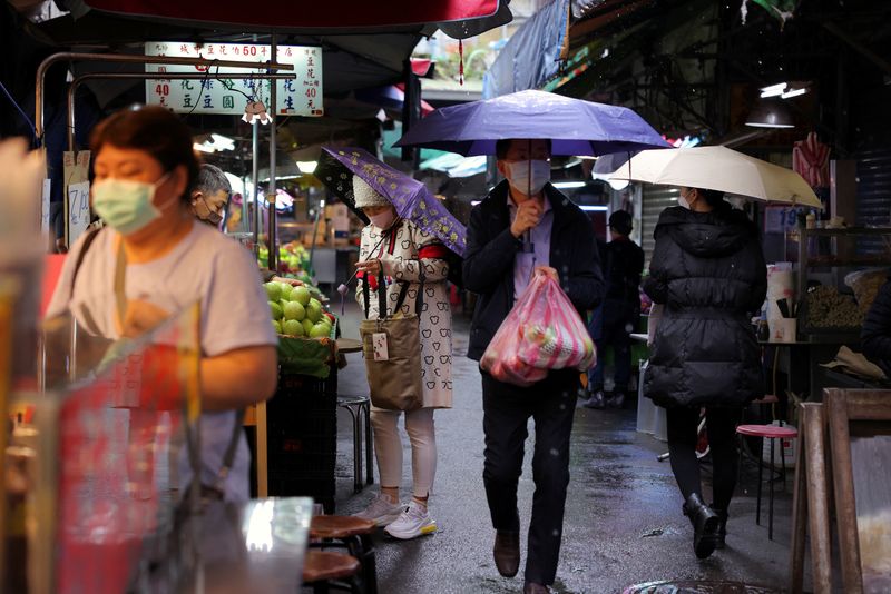 &copy; Reuters. Des personnes font leurs courses dans un marché à Taipei, Taïwan. /Photo prise le 19 avril 2022/ REUTERS/Annabelle Chih