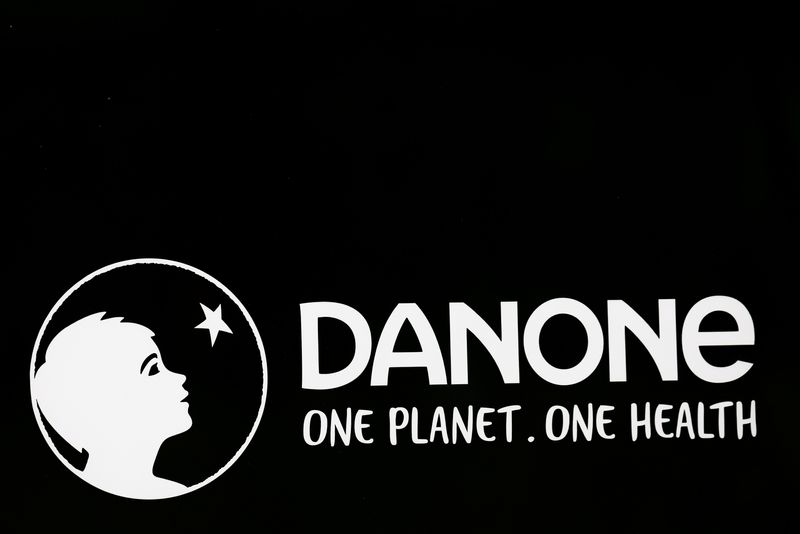 &copy; Reuters. Le logo de Danone au siège de l'entreprise à Rueil-Malmaison, près de Paris. /Photo prise le 20 février 2022/REUTERS/Gonzalo Fuentes