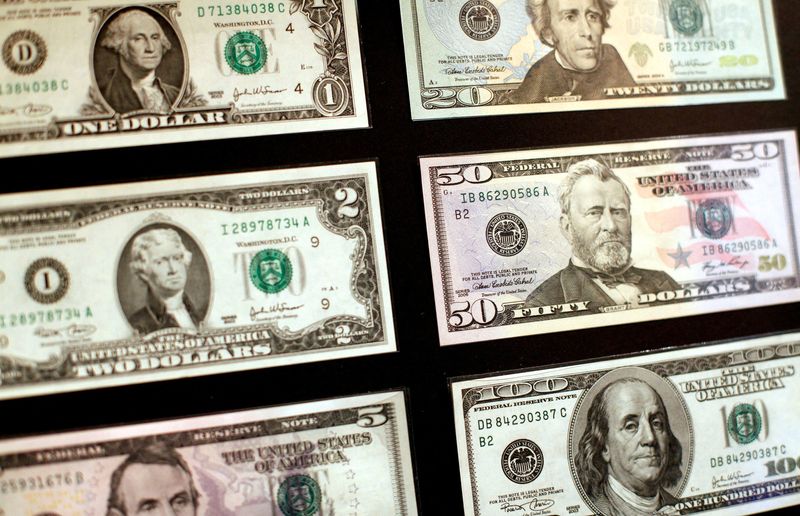 &copy; Reuters. FILE PHOTO: U.S. dollar banknotes are seen at the Museum of American Finance in New York on October 15, 2010. REUTERS/Shannon Stapleton//