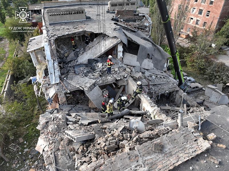 &copy; Reuters. Equipos de rescate trabajan en el sitio de un edificio residencial fuertemente dañado durante un ataque militar ruso en Mikoláiv, Ucrania, 13 de octubre de 2022. REUTERS/Servicio de prensa del Servicio Estatal de Emergencias de Ucrania 