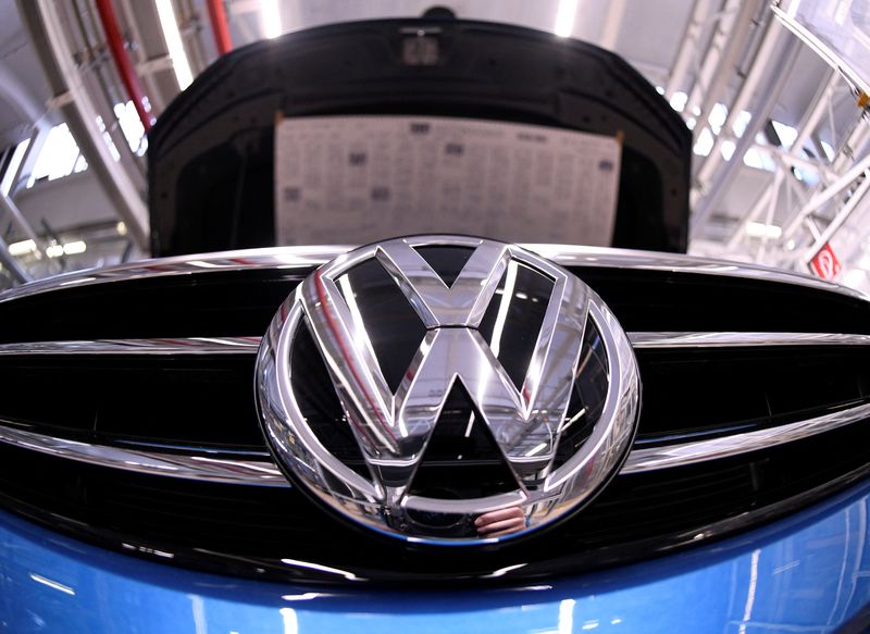 &copy; Reuters. FOTO DE ARCHIVO: Logotipo de Volkswagen en una línea de producción en la planta de Volkswagen en Wolfsburg, Alemania, 1 de marzo de 2019. REUTERS/Fabian Bimmer