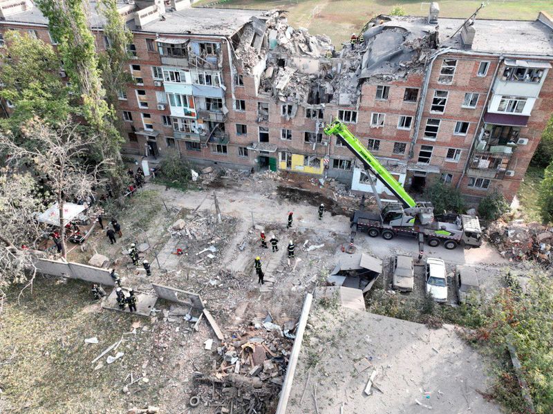 &copy; Reuters. Una veduta aerea mostra un edificio residenziale pesantemente danneggiato durante un attacco militare russo a Mykolaiv, Ucraina, 13 ottobre 2022.  Servizio stampa del Servizio di emergenza dello Stato ucraino/Handout via REUTERS