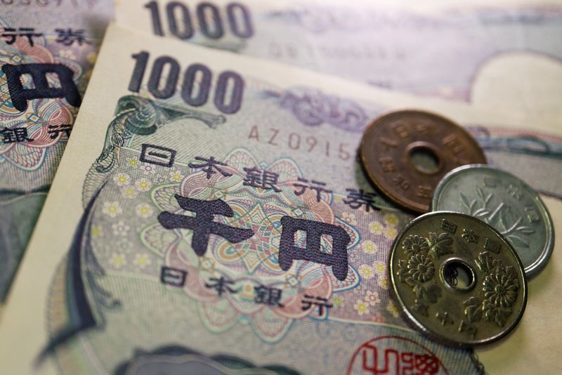 &copy; Reuters. Coins and banknotes of Japanese yen are seen in this illustration picture taken June 16, 2022. REUTERS/Florence Lo/Illustration