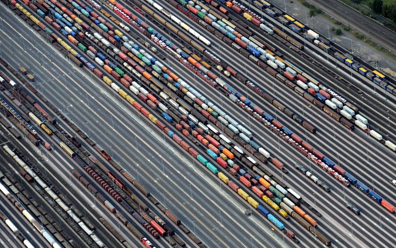 &copy; Reuters. FILE PHOTO: Containers and cars are loaded on freight trains at the railroad shunting yard in Maschen near Hamburg September 23, 2012.  REUTERS/Fabian Bimmer/File Photo    