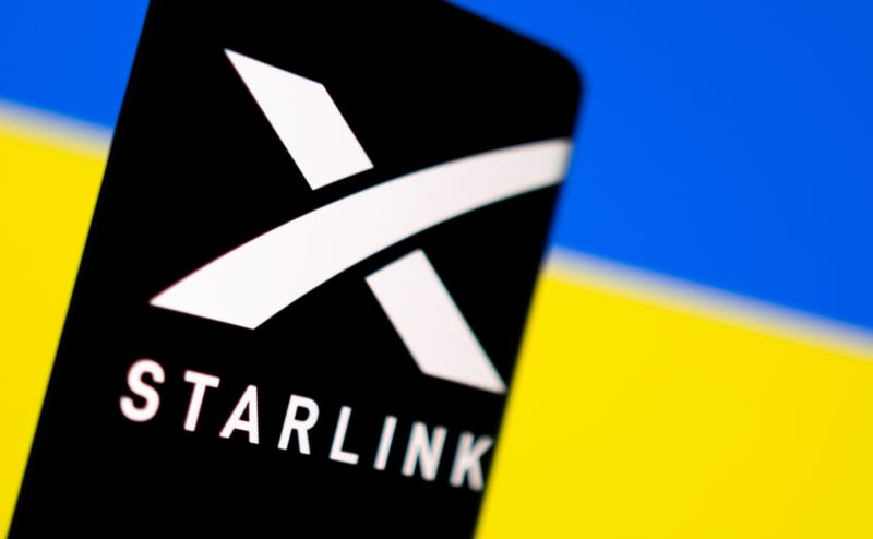 © Reuters. FILE PHOTO: Starlink logo is seen on a smartphone in front of displayed Ukrainian flag in this illustration taken February 27, 2022. REUTERS/Dado Ruvic/Illustration