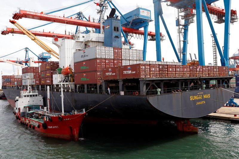 &copy; Reuters. FILE PHOTO: Workers are seen on a ship carrying containers at Tanjung Priok Port in Jakarta, Indonesia, January 11, 2021. Picture taken January 11, 2021. REUTERS/Willy Kurniawan/File Photo