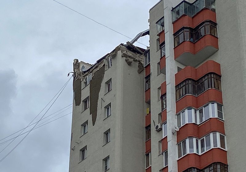 © Reuters. منظر عام لمبنى سكني تضرر بفعل قصف للقوات الأوكرانية على منطقة بيلجورود في روسيا يوم الخميس في صورة لرويترز. (يحظر أعادة بيع الصورة أو الاحتفاظ بها في أرشيف.)