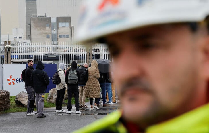 &copy; Reuters. Decenas de trabajadores llegan a la planta nuclear de EDF en Gravelines, Francia. 13 octubre 2022. REUTERS/Pascal Rossignol