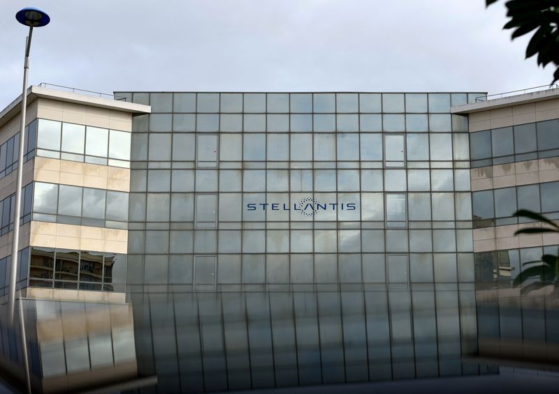 &copy; Reuters. FILE PHOTO: Stellantis logo is seen on the company's headquarters in Poissy near Paris, France, February 20, 2022. REUTERS/Gonzalo Fuentes/File Photo