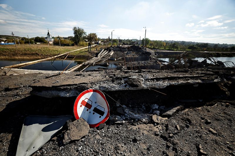 &copy; Reuters. بقايا جسر تعرض للدمار خلال القتال بين القوات الروسية والجيش الأوكراني خلال الهجوم الروسي على أوكرانيا في باخموت يوم  السادس من أكتوبر تشرين