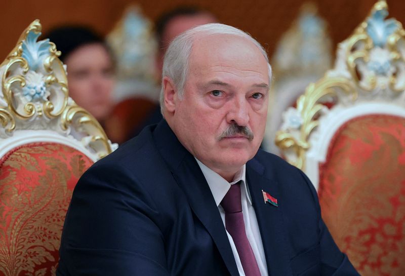 &copy; Reuters. FOTO DE ARCHIVO. El presidente bielorruso, Alexander Lukashenko, asiste a una reunión con el presidente tayiko, Emomali Rakhmon, en Dusanbé, Tayikistán. REUTERS/Didor Sadulloev