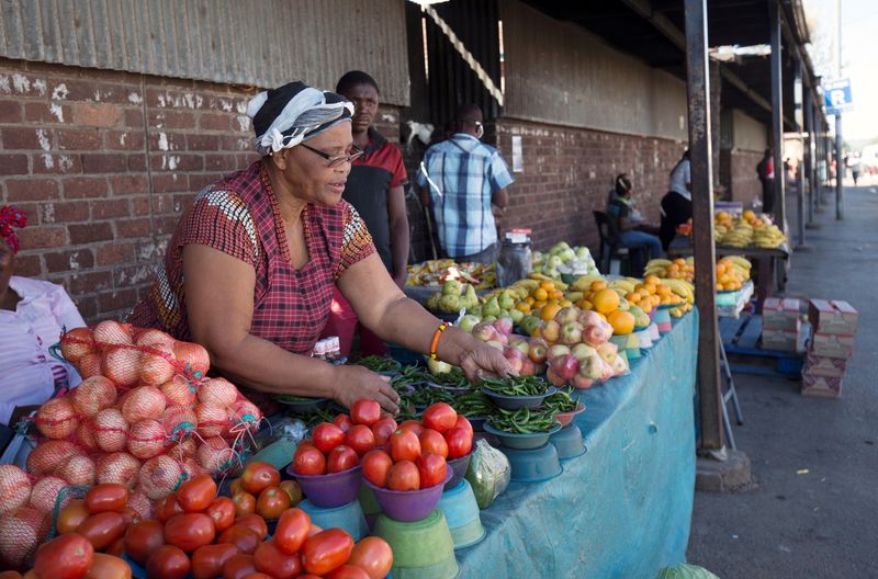 &copy; Reuters. A street trader arranges fresh vegetables and fruit on a street in Pietermaritzburg, South Africa May 21, 2017. REUTERS/Rogan Ward