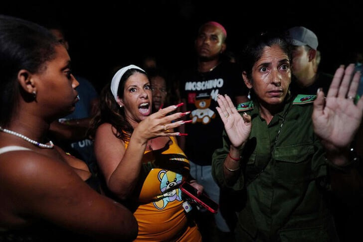 &copy; Reuters. Imagen de archivo de una funcionaria local del partido comunista intentando calmar a los manifestantes durante un apagón en La Habana, Cuba.