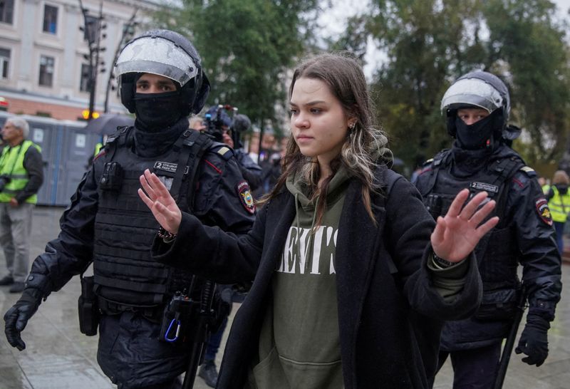 &copy; Reuters. FILE PHOTO: Russian law enforcement officers lead away a person during a rally, after opposition activists called for street protests against the mobilisation of reservists ordered by President Vladimir Putin, in Moscow, Russia September 24, 2022. REUTERS