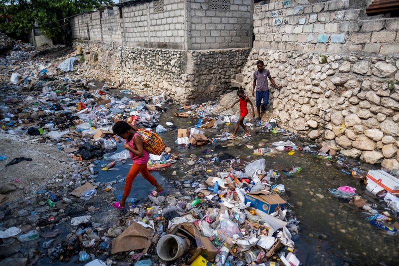 &copy; Reuters. Moradores em Porto Príncipe
 13/10/2022   REUTERS/Ricardo Arduengo