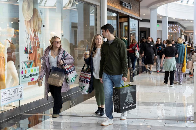 &copy; Reuters. People carrying shopping bags walk inside the King of Prussia shopping mall, as shoppers show up early for the Black Friday sales, in King of Prussia, Pennsylvania, U.S. November 26, 2021.  REUTERS/Rachel Wisniewski